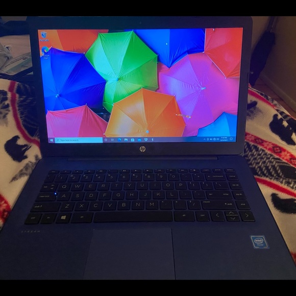 HP, navy laptop comes with original charger. It works well no issues at all!